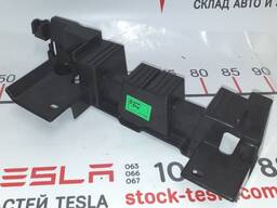 1Кронштейн панель пола 2-го ряда сидений правая (6 мест) Tesla model X 1060170-00-D