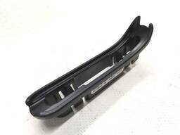 Кронштейн декоративной накладки ремня безопасности 2-го ряда сиденья левого Tesla model X