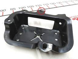 Кронштейн крепления блока управления ECU PARK ASSIST с повреждением Tesla model S 1008903-