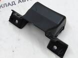 Кронштейн крепления правой декоративной накладки ремня безопасности двойного левого сидень - фото 3