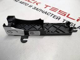 Кронштейн крепления привода замка передней левой двери Tesla model X 1115332-00-B