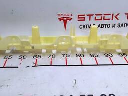 Кронштейн облицовки двери задней левой верхний Tesla model X 1055049-07-E