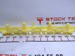 Кронштейн облицовки двери задней правой верхний Tesla model X 1055011-07-E