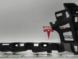 Кронштейн облицовки стойки B верхний левый Tesla model X 1056079-00-E - фото 1