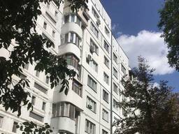 Продается 3х комнатная квартира в центральной части оживленного бульвара в Кишиневе.